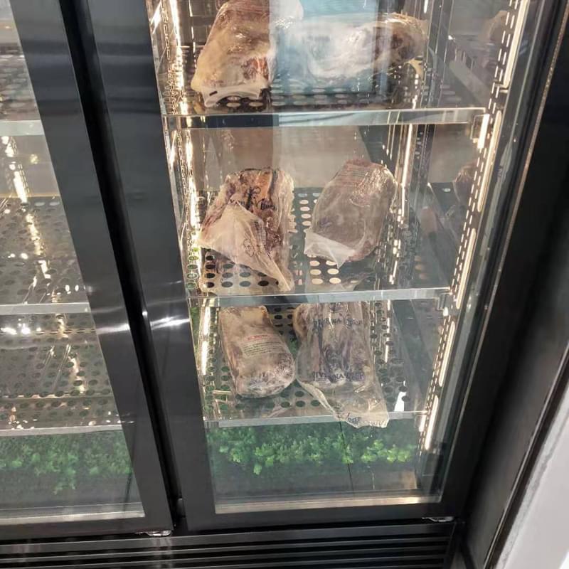 Beef steak cooling display case